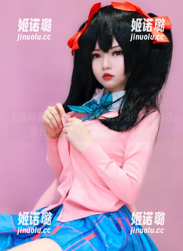 无意间发现的美图：Potato Godzilla在黄色比基尼中的企鹅踩水靠岸！